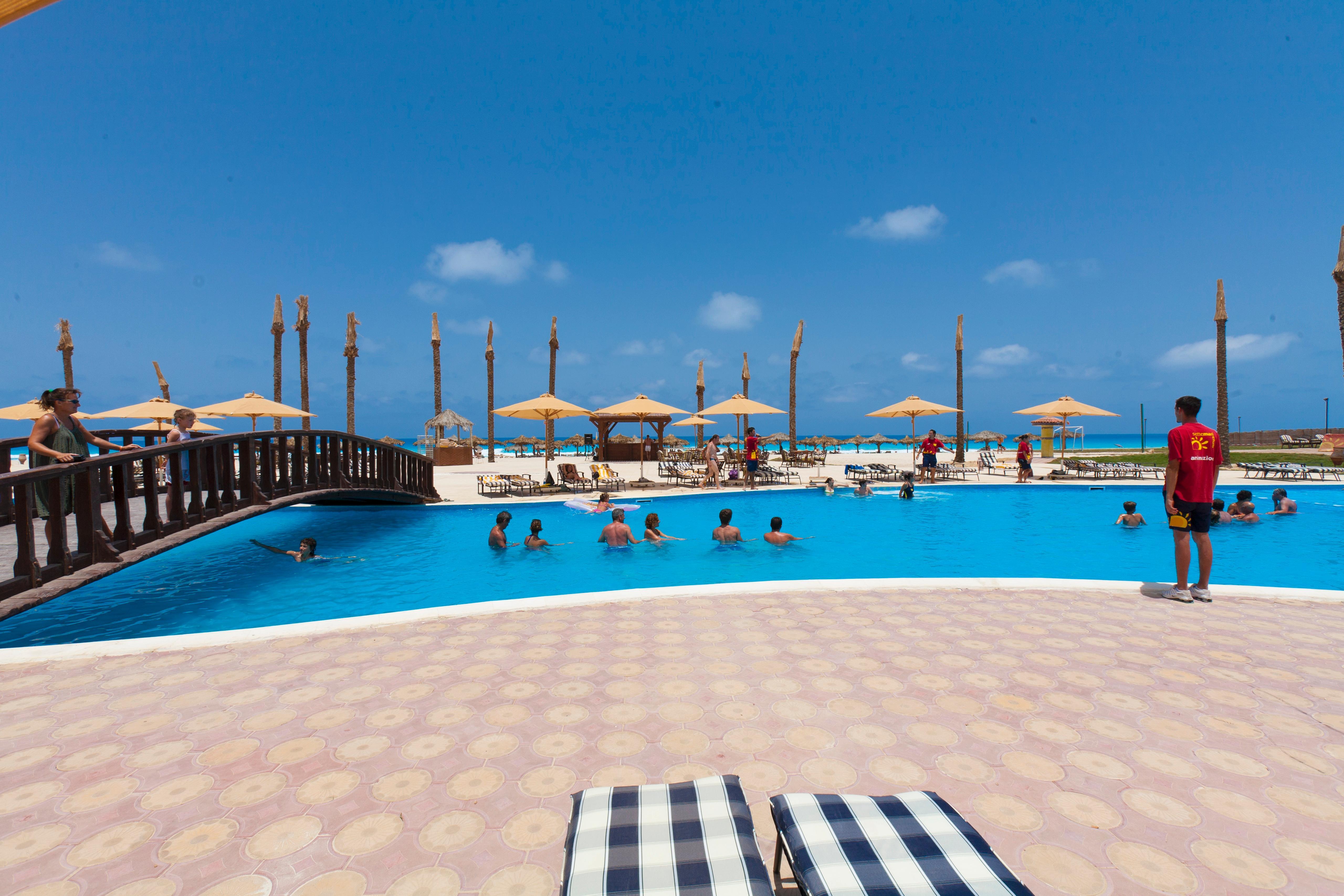 보그 엘 아랍 비치 호텔 보르그 엘 아랍 외부 사진 The swimming pool at the resort