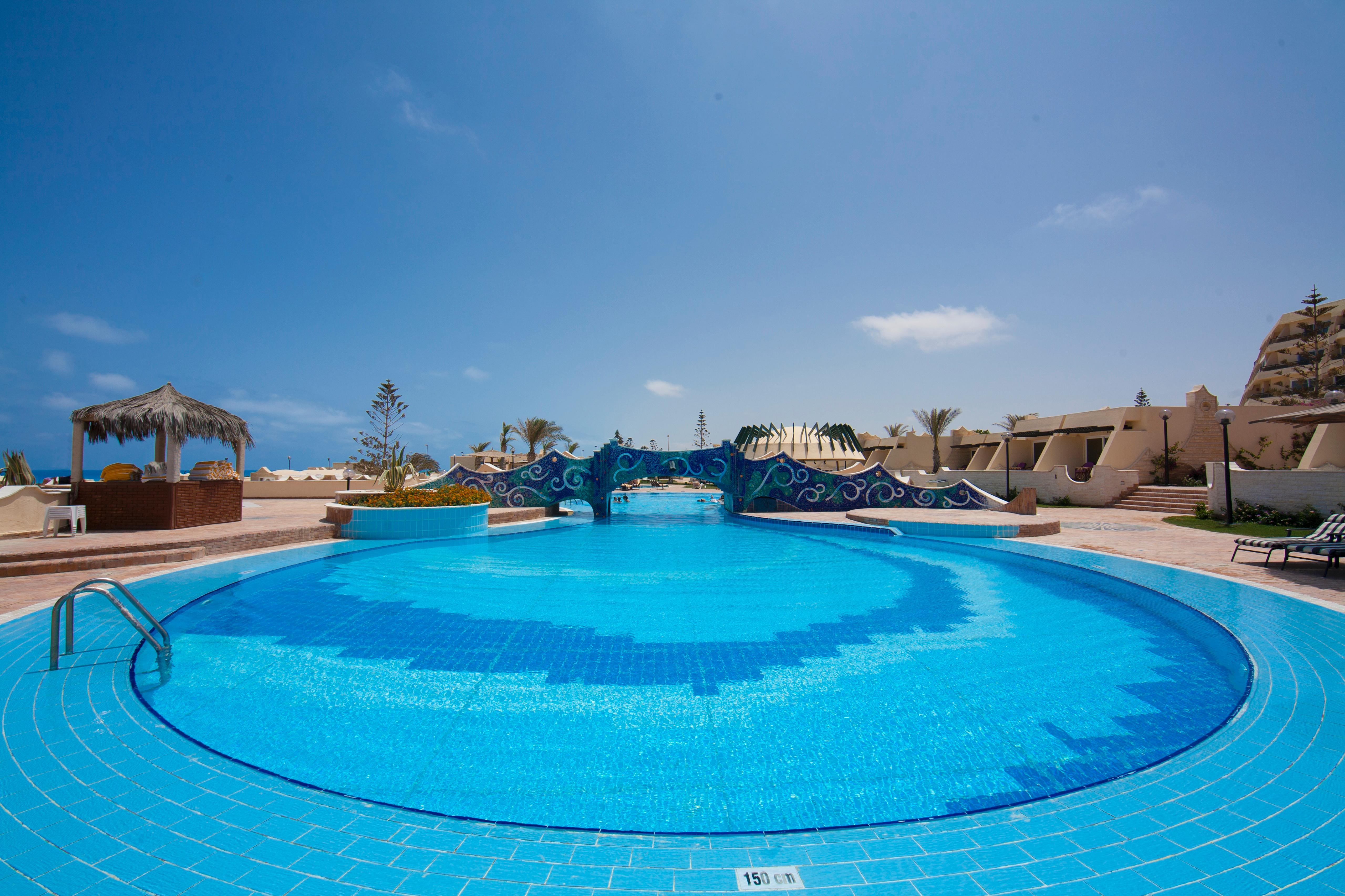 보그 엘 아랍 비치 호텔 보르그 엘 아랍 외부 사진 A swimming pool at a resort in Egypt