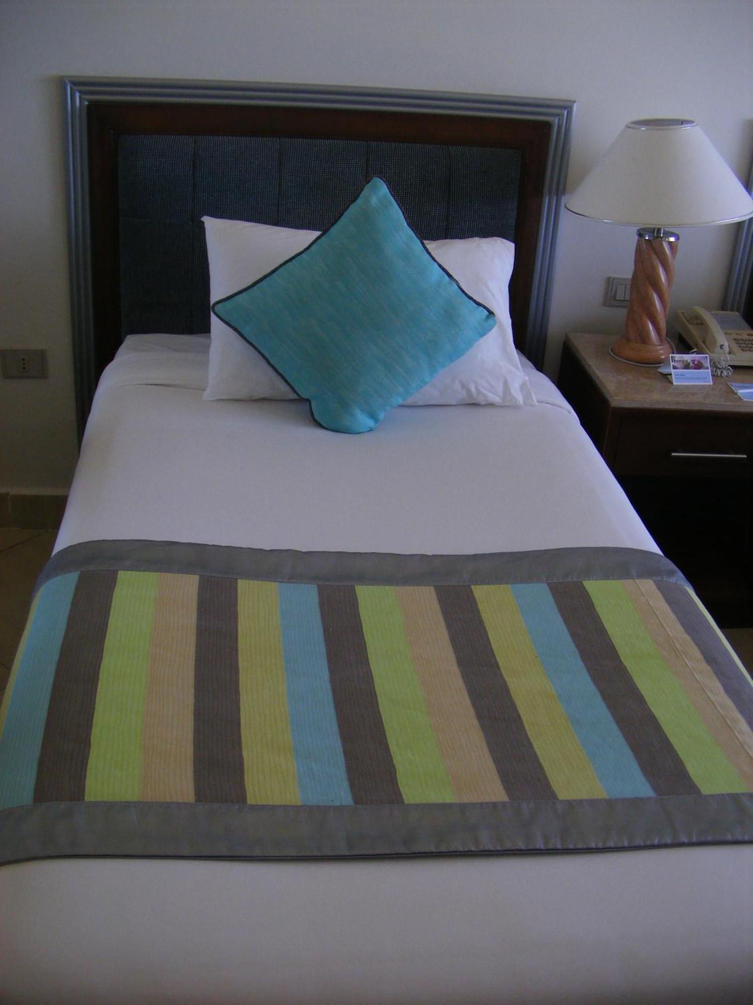 보그 엘 아랍 비치 호텔 보르그 엘 아랍 외부 사진 A bed with a bed runner