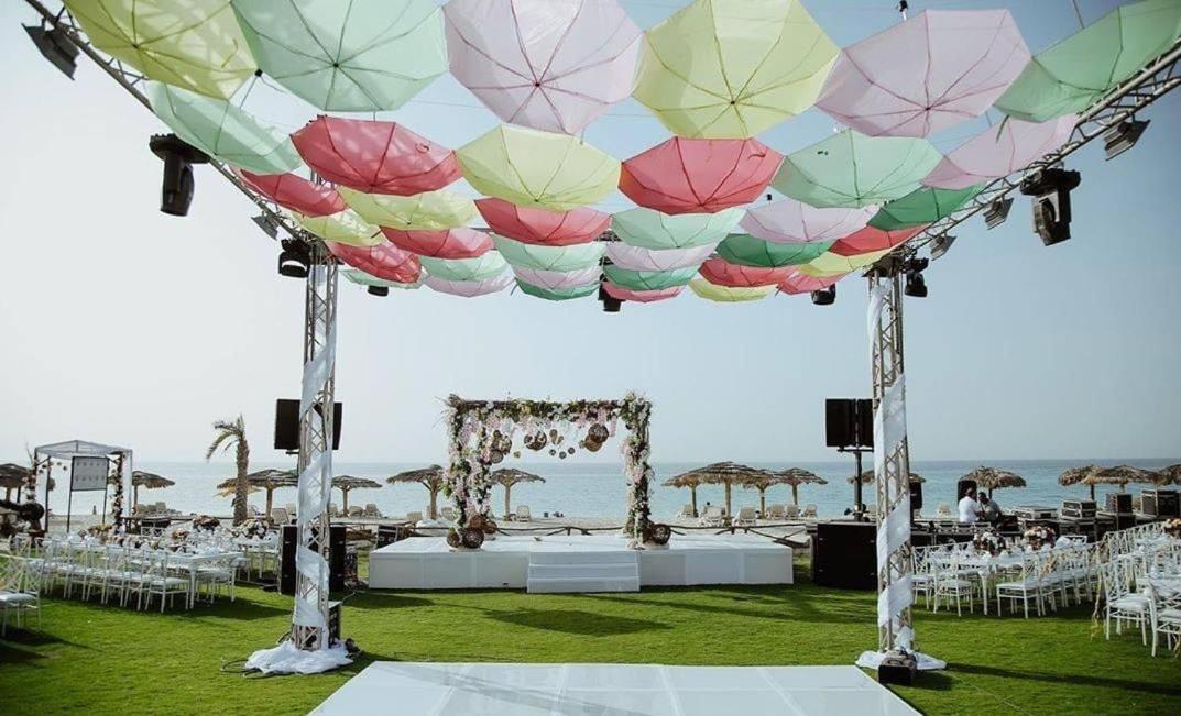 보그 엘 아랍 비치 호텔 보르그 엘 아랍 외부 사진 A canopy of umbrellas