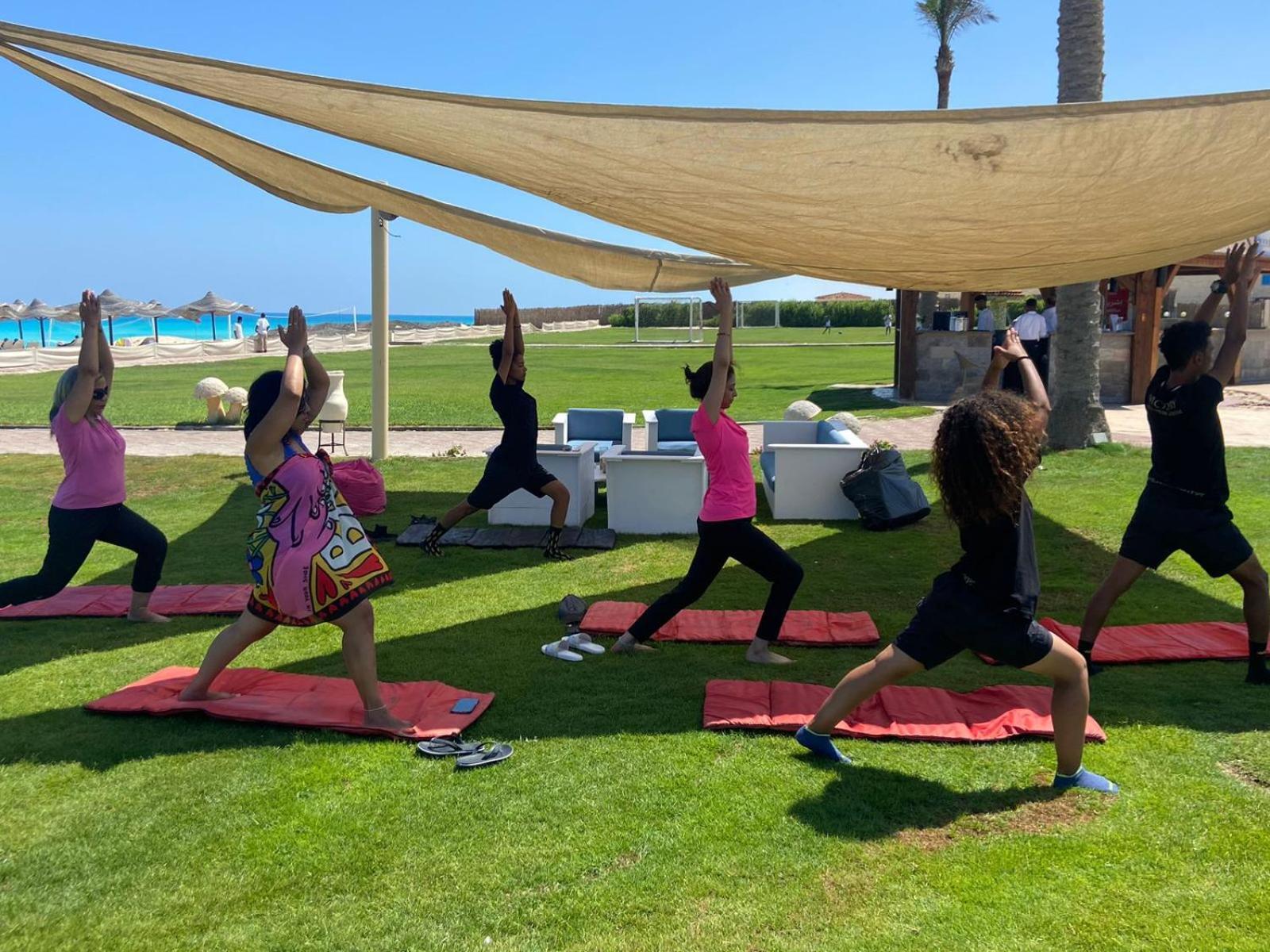 보그 엘 아랍 비치 호텔 보르그 엘 아랍 외부 사진 A yoga class in Egypt